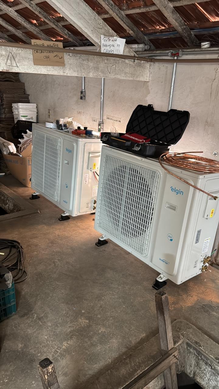 Manutenção técnica em ar-condicionado split com acabamento limpo